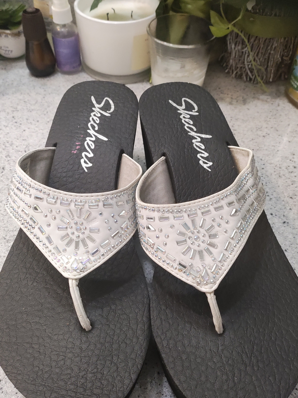 Skechers White Jeweled Thong Sandals for Summer 🌞 Comfort🥵🥵🥵🥵🥵🥵🥵🥵🥵🥵🥵